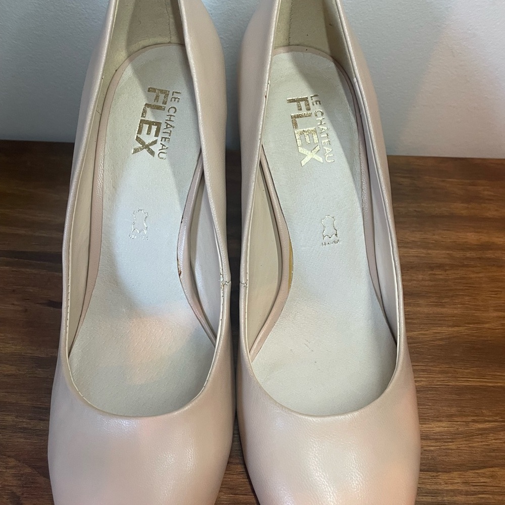 Le Chateau Women's Classic Cream Leather Block Heels - Picture 11 of 11